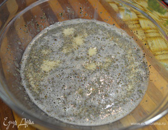 Добавить сливки, специи, соль, перец, травы. Перемешать.