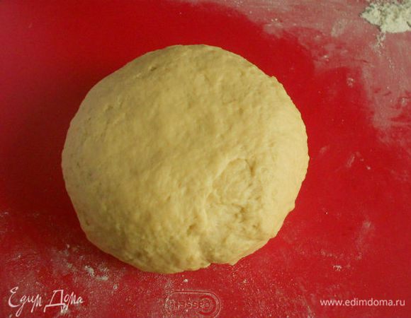 В большую миску просеять 500 г муки, добавить все остальные ингредиенты для теста и подошедшую опару. Замесить эластичное тесто в течении 10 мин., при необходимости подсыпая ещё муку. 