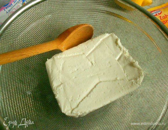 В это время приготовить начинку. Если используется творог, его желательно протереть через сито.