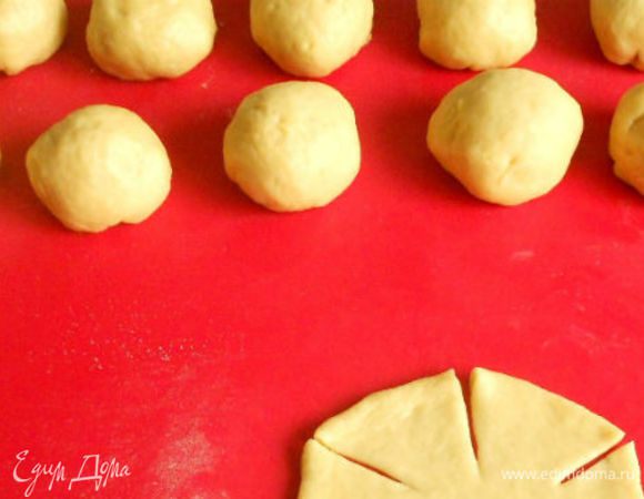 Подошедшее тесто разделить на кусочки по 30 г , скатать из них шарики, а затем скалкой раскатать в кружочки примерно по 10 см в d.Получается 34-35 штук.