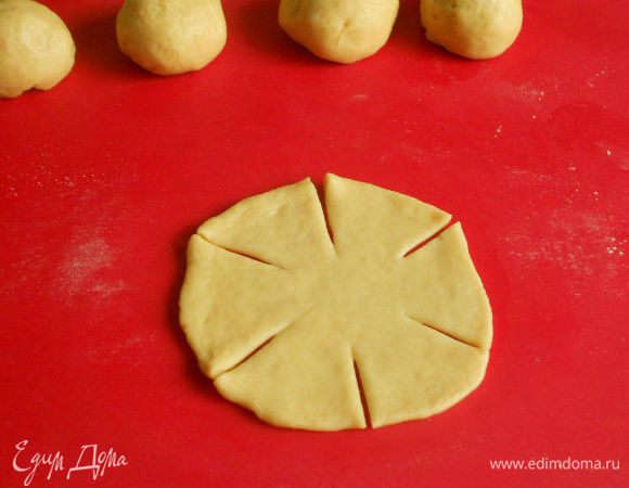 На каждом кружочке сделать ножом по два противоположных надреза (на 12 и на 6 часах) , затем  также надрезать каждую половинку на 3 части (т.е. на 2, 4, 8 и на 10 часах). Разрезы не должны доходить до центра.
