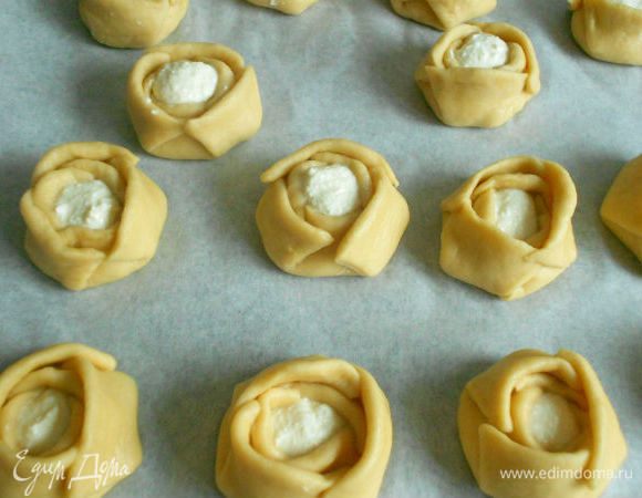 Выложить булочки на противень с пекарской бумагой.