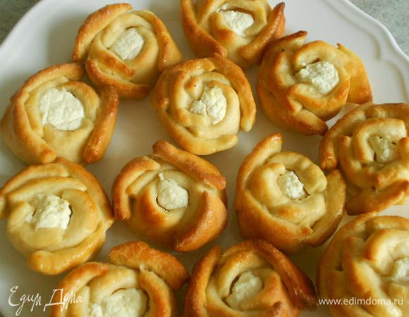  Накрыть "розы" полотенцем и оставить на 30 мин. 
Нагреть духовку до 170*С.
 Подошедшие булочки смазать взбитым яйцом, ещё раз проверить прочность соединений лепестков и выпекать 15- 20 мин.  При конвекции t 160*C и время выпечки не более 18 мин.