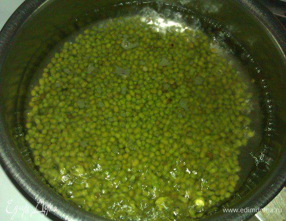 Маш забросить в кипящую воду. Варить, периодически помешивая до полуготовности – ок 20 минут.
Морковь натереть на самой мелкой терке или в измельчителе до состояния «почти каша».
Она, безусловно, поддерживает вкус блюда, но я, собственно говоря, в этом варианте использую её  для интенсивности цвета блюда.
Перец порезать ломтиками.
