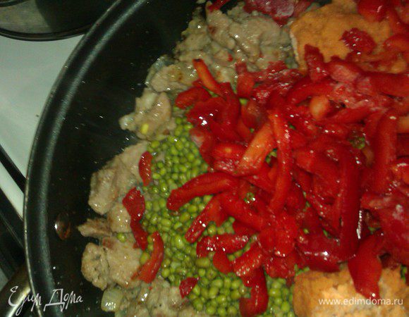 На разогретую сковородку или в сотейник выложить промаринованное мясо со всем маринадом, обжарить на сильнм огне минут 15.
Огонь убавить.

Маш откинуть через сито или дуршлаг, всыпать в сотейник с поджаренным мясом, туда же морковь и перец. Потушить минут 15-20.
