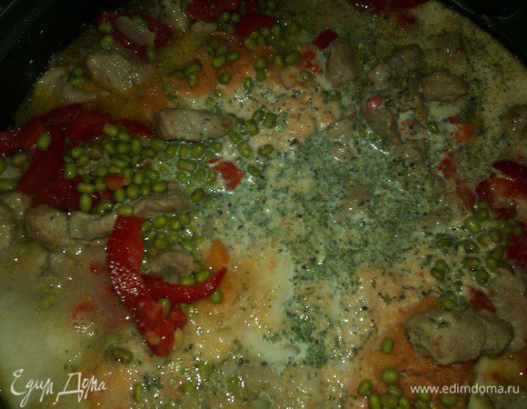 Влить в мясо с машем. Помешать и тушить до готовности.  Около 30 минут. Примерно.