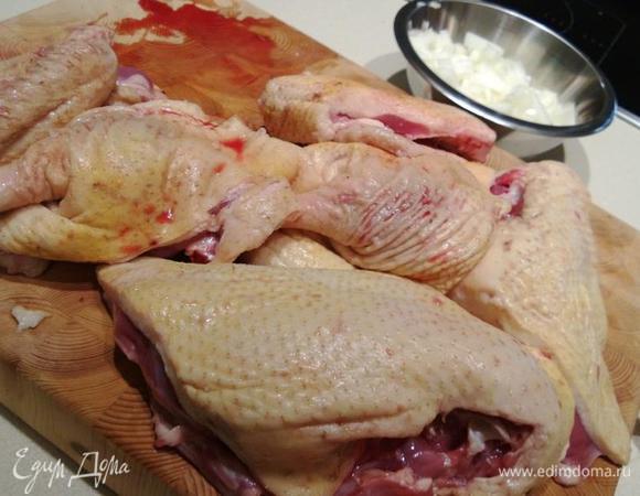 Берем мясистую, жирненькую утку и разрезаем ее большими кусками.
Лук мелко нарезаем.