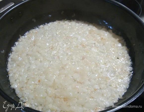 Обжариваем лук до полуготовности.