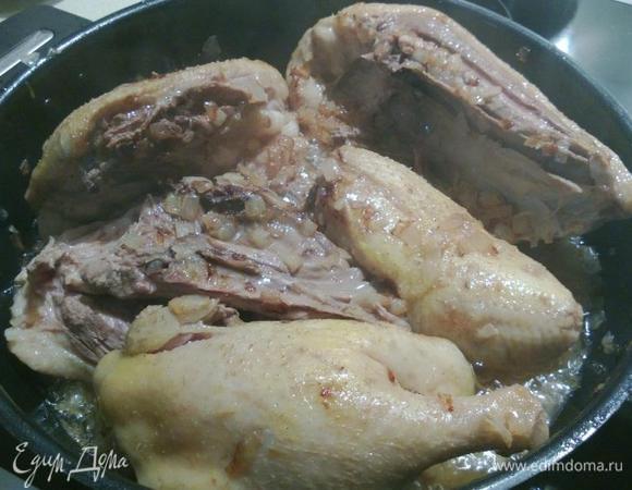 Обжариваем утку, пока она не станет золотистого цвета, периодически переворачивая