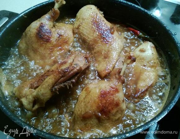 Оставляем все это великолепие на час-полтора, периодически перемешивая.
Я еще добавил туда стручок острого красного перца.