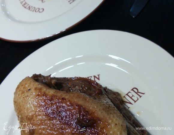 Раскладываем на тарелки и угощаемся.

Хочу отметить, что в оригинальном рецепте после того, как утка приготовилась - ее извлекают из сковороды и делают соус из оставшейся жидкости, добавив туда 50 г предварительно замоченного и обсушенного изюма. Получается достаточно густой и приятный на вкус соус. Но в этот раз я делал без изюма.

Приятного аппетита!