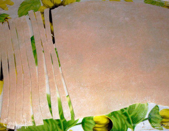 Готовим лапшу домашнюю.
Разбиваем яйца в миску, вливаем воду, солим и замешиваем крутое тесто. На руки налить раст.масла и месить долго на столе, пока тесто станет гладким.Делим тесто на 3 части и тонко раскатываем, подсыпая наверх муки и разглаживая ладошкой по всей поверхности. Нарезаем на длинные полоски и оставляем подсушиваться на столе.

 