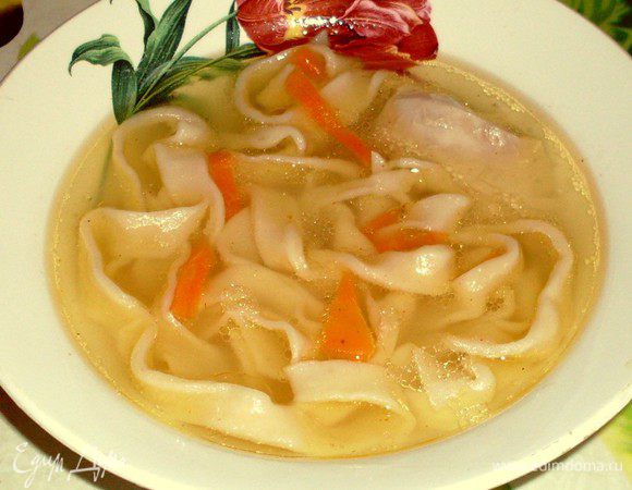 В отдельной кастрюле в большом количестве воды, чтобы куриный бульон остался прозрачным, отвариваем лапшу ок.5мин (смотрите-не переварите!).
Лапшу промываем, если муки на ней было много.
Выкладываем в тарелку лапшу, заливаем бульоном, кладем кусочки курицы,засыпаем зеленью при желании. При таком количестве продуктов куриной лапши получается много 3л.кастрюля - на большую компанию. И, приятного аппетита!