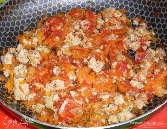 Обжарить свинину со специями, посолить, добавить натертую на крупной терке морковь,одну острую помидорку (кожицу очистить) и в конце, когда начинка готова, чеснок мелко порубленный. 
