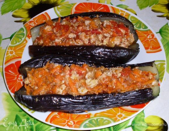 Нафаршировать начинкой середину баклажан.
