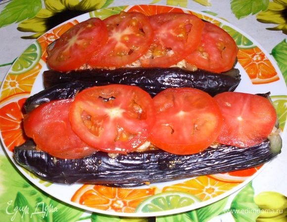 Сверху положить кружочки свежего помидора.Посыпать сухими травками.
