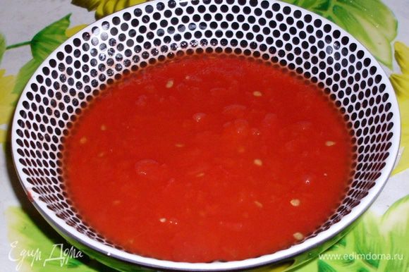 Сделать заливку для запекания. Соединить 2 очищенных и измельченных острых помидора,оливковое масло.
