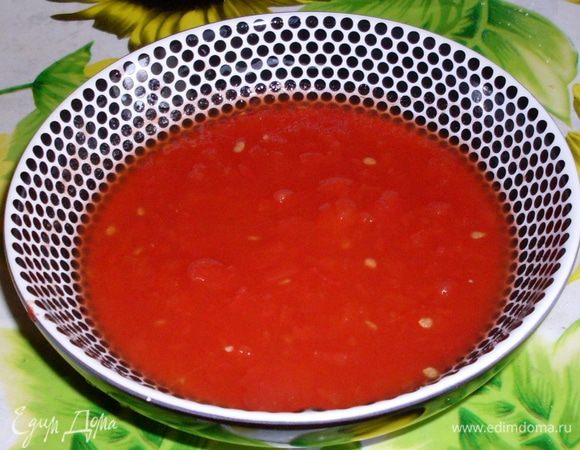 Сделать заливку для запекания. Соединить 2 очищенных и измельченных острых помидора,оливковое масло.
