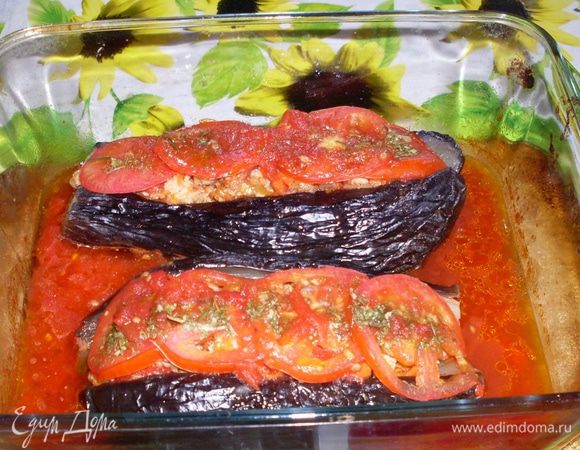 В посуду для запекания выливаем на дно заливку, осторожно укладываем баклажаны. Ставим в духовку на 15 мин.Один раз можно открыть духовку и полить соусом снизу наверх.
