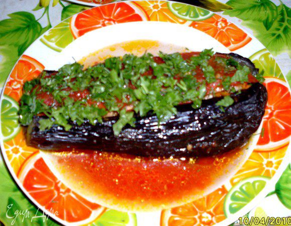 Готовые баклажаны посыпаем свежей  зеленью.Поливаем соусом оставшимся от запекания. 