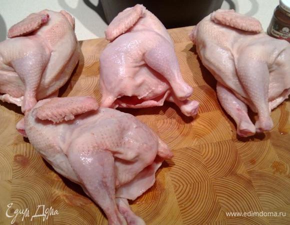 Берем цыпленка. Я готовил четыре порции, поэтому взял сразу четырех цыплят. Помыл их и обсушил их бумажным полотенцем