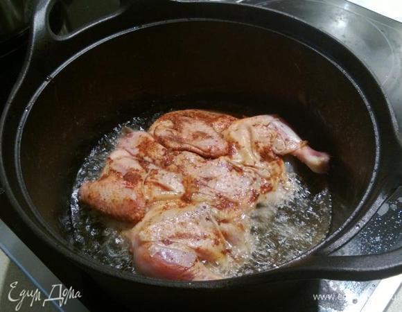 Далее я беру чугунок, разогреваю достаточное количество масла (масла наливаю так, чтобы цыпленок погрузился не менее, чем на половину в него).
Использую не сковороду, а чугунок с высокими стенками для уменьшения количества разбрызгиваемого масла при жарке.