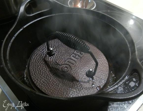 Дальше необходимо хорошо придавить прессом и обжарить с обеих сторон до появления красивой золотистой корочки.