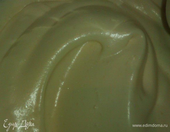 бисквит

Мой любимый бисквит.
Никаких разрыхлителей и тп не добавляю.
Дружу с ним чуть меньше года.
Ни единого раза не подводил он меня. Такой нежный и пружинистый.
Поднимается хорошо.
Всегда получается.
Сейчас делаю много тортиков – бисквит готовлю заранее. Храню сутки в холодильнике, завернув  в полотенце , затем разрезаю на коржи, перекладываю бумагой для выпечки, завернув в полотенце и поместив в пакет, храню до актуальности в холодильнике, но не более 4-5 дней.

Яйца с сахаром взбить. Вообще, я пришла к следующему: 
Сначала нужно яйца с сахаром  хорошенько вилкой размешать и оставить минут на 20. И только после взбивать. Может, это совпадение, но сделав так, мой бисквит стал еще пышнее.
 Взбивать долго. Почти до мягких пиков.
Ввести в несколько приемов муку(просеять предварительно).
Лопаткой аккуратно перемешать снизу вверх.
Тесто вылить в форму (смазать,присыпать форму маслом,мукой или выстелить бумагой – всё по необходимости.
У меня духовка печет такое количество теста около 45-50 минут в форме 


