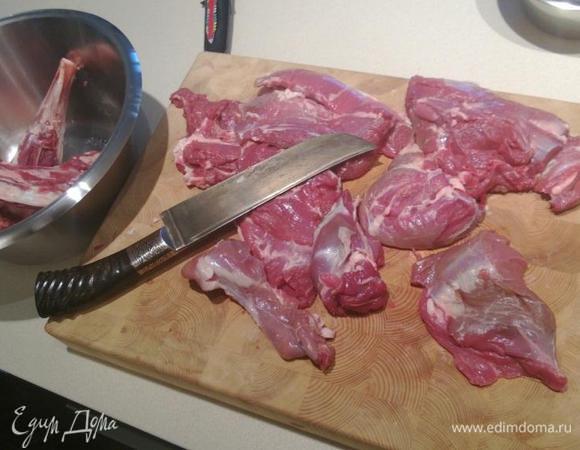Получается приблизительно так. Далее удаляем пленки и сухожилия с мяса.