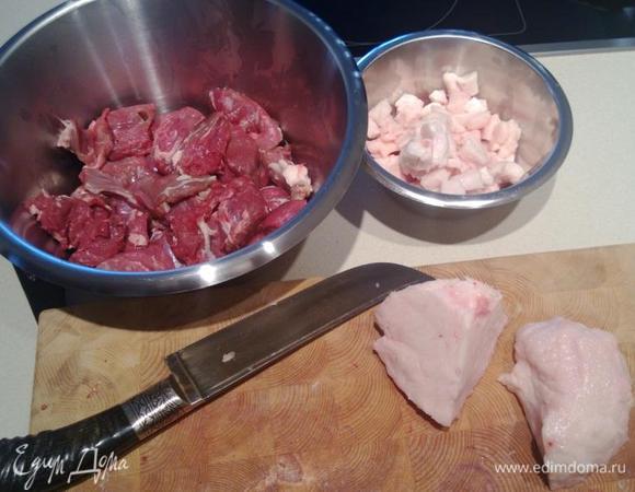 Мясо нарезаем кусочками - у меня получаются такого размера, как на фото. Курдючное сало нарезаем кубиками.