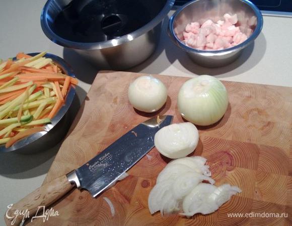 Нарезаем лук. Я его режу полукольцами.