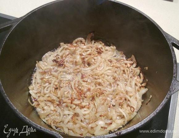 Обжариваем его до золотистого цвета...