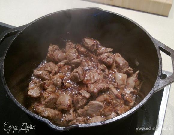Обжариваем его с луком, пока оно не станет красивым и очень аппетитным...