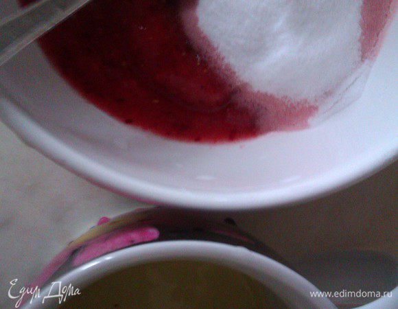 ягодный мусс

Ягоды (если замороженные, то разморозить, измельчить блендером ягоды с половиной сахара