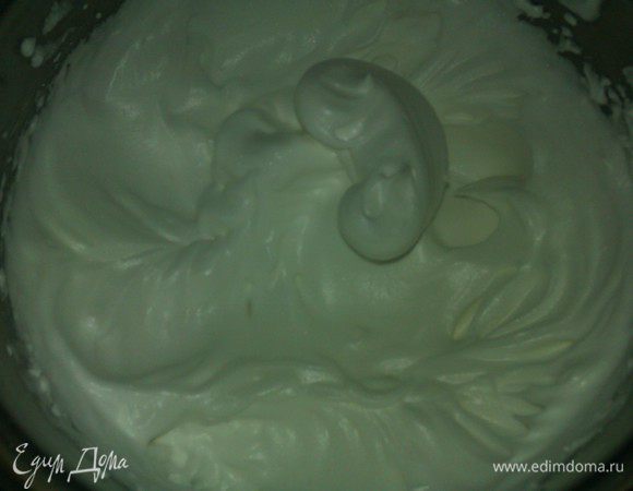 Белки с оставшимся сахаром размешать в кастрюльке и на водяной бане или на медленном огне постоянно очень быстро взбивая довести до полного растворения сахара и состояния жестких пиков. 
Снять с огня.
Обычно подобную процедуру делаю на бане, в этот раз просто на огне. Эффект тот же получился.
