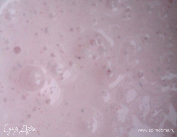 В белки добавить измельченные ягоды и хорошенько взбить блендером.