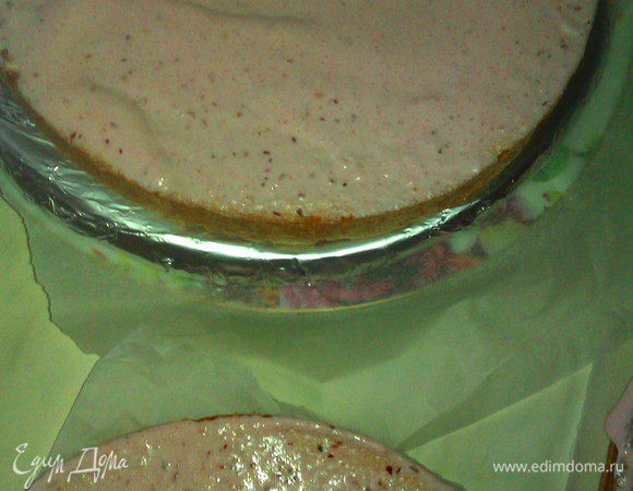 Нанести полученный мусс на поверхность коржей. Оставить подсыхать мусс на коржах.