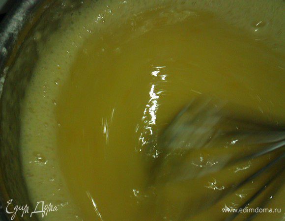 крем № 1  : 

1.5 апельсина перемолоть блендером до каши. Я делаю целиком вместе с кожурой, т.к. люблю маленькие вкрапления кожицы в апельсиновом креме.
Из оставшихся 1.5 апельсинов выжать сок.
Смешать в одной кастрюле соки апельсиновый,лимонный и сок лайма. Туда же сахар, муку, яйцо и желтки. Взбить венчиком и поставить на огонь. Помешивать постоянно. 
