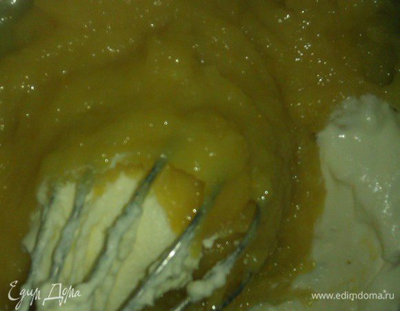 Когда крем остыл, взбить сливки, аккуратненько смешать с маскарпоне. Полученную воздушную массу аккуратно ввести в апельсиновую и взбить до однородности.