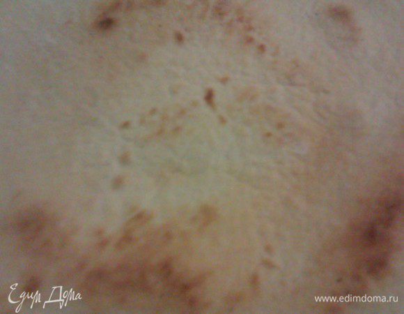 Песочный корж . Можно его и не делать вовсе. Это просто мой эксперимент со вкусом торта..

Сливочное масло комнатной температуры смешать с сахарной пудрой, желток с солью. Соединить.Далее добавить муку и замесить тесто. Долго месить не следует. «как сцепилось», скатать в шар. Дать постоять минут 15-20 если готовить собираетесь сразу. Если нет, то или убрать в холодильник или морозилку до лучших времен. )
 Раскатать корж. Толщина прим 4-5 мм. 
Выложить в форму , выстелить и дно и стенки противня.
У меня противень для таких коржей d 23, высотой 2.5 см.
Подравнять и застелить бумагой. Сверху насыпать фасоль-горох. 
Выпекать около 10 минут.
Затем форму вытащить, снять бумагу, дать коржу постоять в формееще минут -10. 
Извлечь. Остудить. Нанести ганаш.
