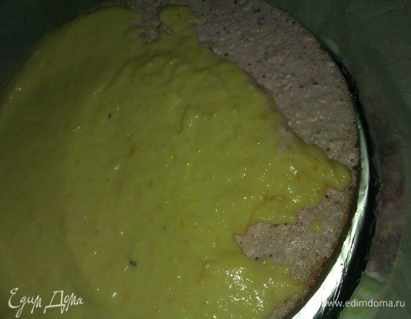 Возвращаемся к коржам и собираем торт.

Мусс должен был подсохнуть сверху и пропитаться внутри коржей.
Далее нанести крем. Любой. В этот раз первый у меня пошел апельсиновый.
