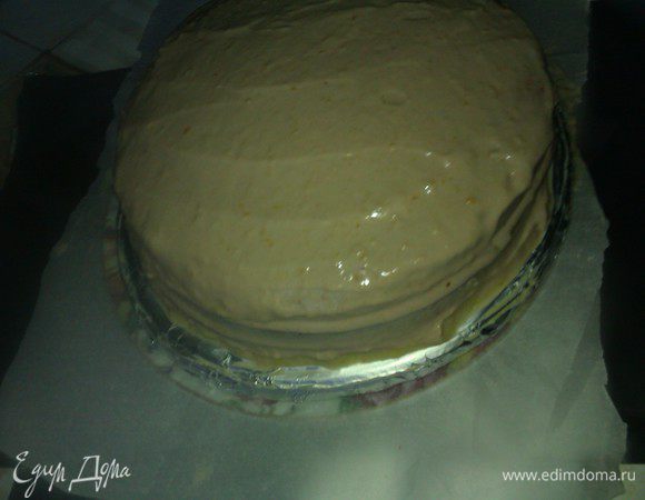 Затем укладываем второй корж на первый. Муссом вверх. На второй корж на мусс наносим второй крем. Укладываем на него третий бисквитный корж, промазываем сверху или первым или вторым или по половине или вместе двумя кремами – как душе угодно.

Песочный корж уложить глазурью вниз на слой крема последнего бисквитного коржа , т.е крем на крем. 
Сверху и с боков промазываем торт хорошим слоем ганаша. Если под мастику, то убрать в холодильник. 
Дать застыть, затем промазать еще раз и «пройтись шпателем».
Мне ганаша , как я уже говорила, не хватило. Использовала под мастику сверху сгущенку+масло. 

Если торт выравнивать под мастику не нужно, то дайте ему сутки пропитаться, украшайте по вкусу и желанию и наслаждайтесь.


