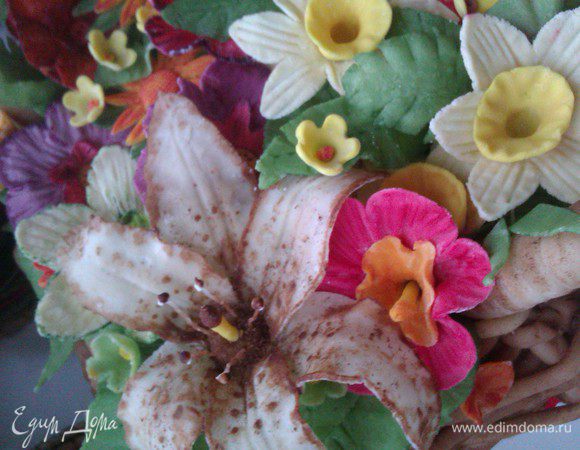 Этот торт в предыдущий раз я посыпала с боков тертым шоколадом, а сверху «завитушками» из растопленного шоколада и дольками апельсина. Фоток нет.
В этот раз цветами, по случаю праздника.
фантазировать можно как угодно.

Приятного аппетита и готовьте с удовольствием.
