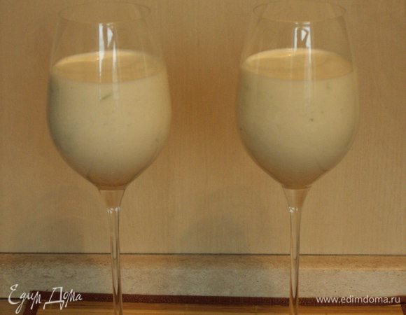 Разлить смесь по формочкам(я предпочитаю бокалы и у меня поместилось все в 3, но они большие) и поставить в холодильник.Через 2 часа уже можно подавать.
Bon appetit.