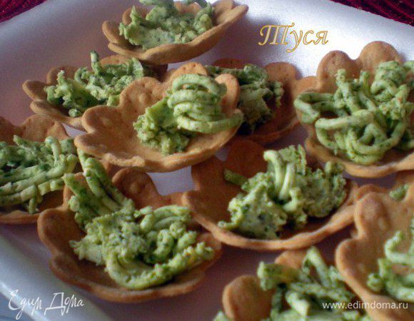 Руколу вымыть, обсушить, удалить жесткие стебли, чеснок измельчить, добавить масло. посолить, поперчить и взбить с помощью блендера. До подачи убрать в холодильник.