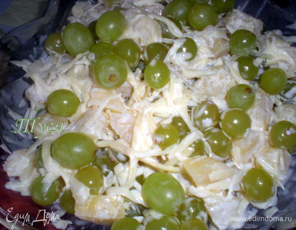 Сыр натрите на крупной терке, ананасы нарежьте кубиком, виноград помойте. Если он крупный, то разрежьте ягоды пополам, чеснок измельчите.