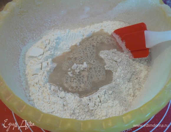 просеять муку, добавить теплой воды