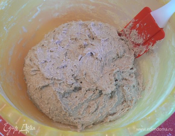 Из муки, воды, закваски, соли и семечек замесить тесто. 