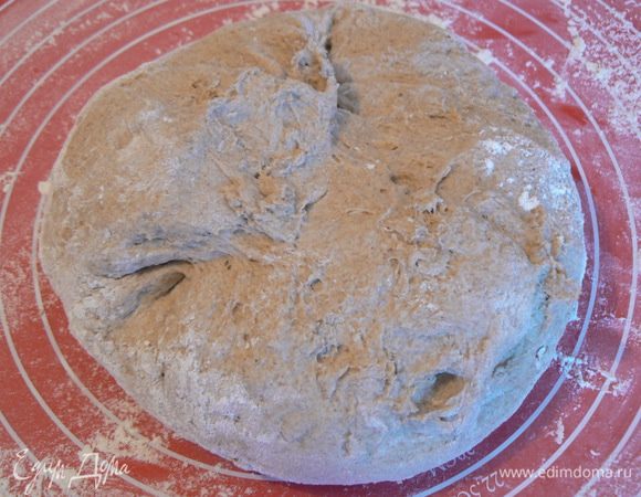 Теперь хорошо вымесить, если тесто будет через чур мягкое, то добавить немножко белой муки. 