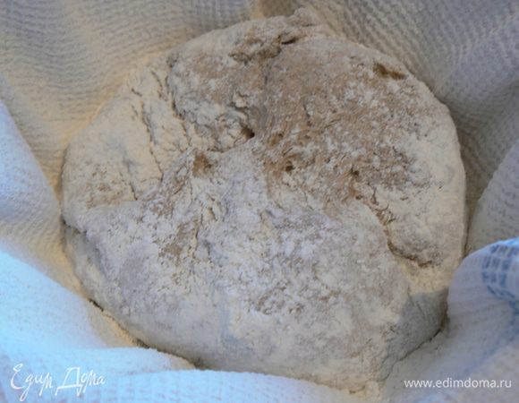 в чашку положить полотенце посыпать  сначала крахмалом потом мукой и положить туда хлеб швом в верх.